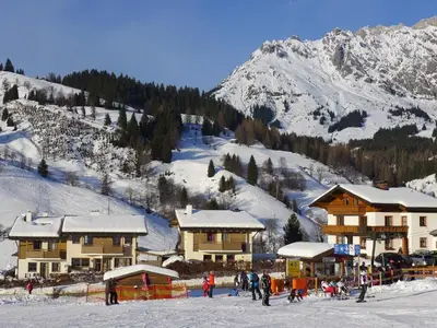 Ferienhaus Hochkönig - Hausansicht Anbindung Skis