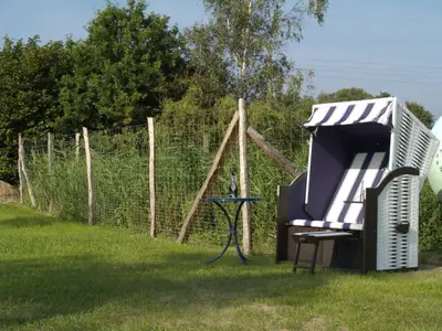 Strandkorb auf dem Grundstück