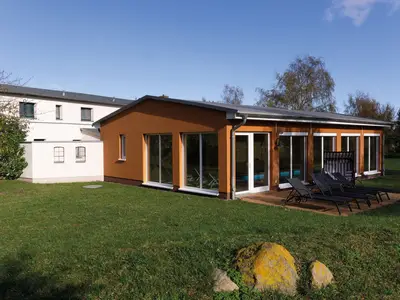 beheiztes Poolhaus mit Sauna und Duschen