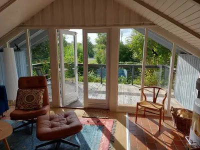 Wohnzimmer mit Blick in den Garten und Kamin