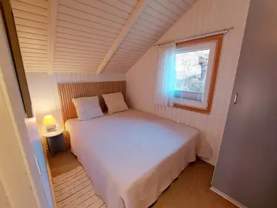 Schlafzimmer mit Doppelbett und Kleiderschrank