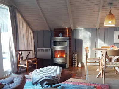 Wohnzimmer mit Ofen, TV und gemütlichen Details