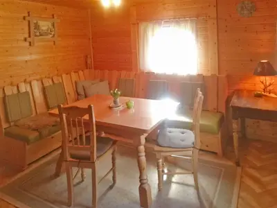 Berghütte: Sitz- und Essecke im Wohnbereich