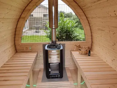 Innenansicht einer Sauna mit Holzofen