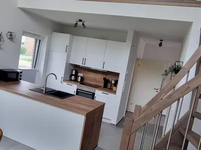 Moderne Küche mit Holzarbeitsfläche