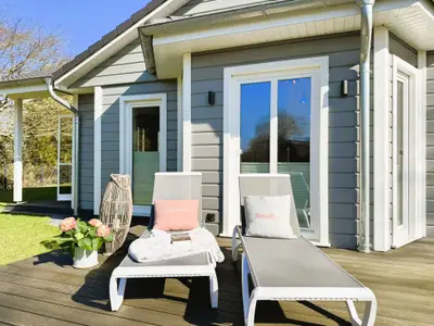 Großer, eingezäunter Garten mit 2 Terrassen