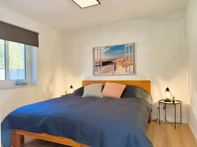 Schlafzimmer mit Doppelbett (180 x 200 cm) und TV