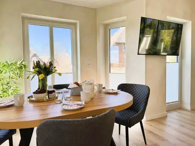 Essbereich im Wohnzimmer mit Blick auf Ofen