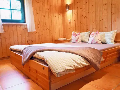 Waldhaus: kleines Schlafzimmer im Erdgeschoss