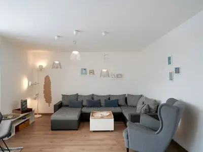 Gemütliches Wohnzimmer mit Sofa und modernen Lampen