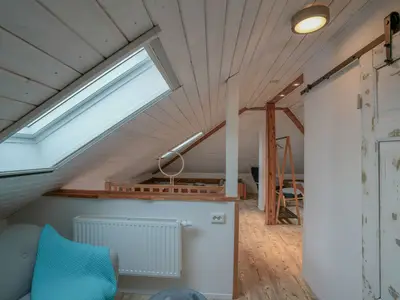 Genießen Sie die Gemütlichkeit dieses modernen Raums mit schräger Decke.