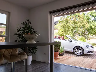 Blick nach draußen mit Auto