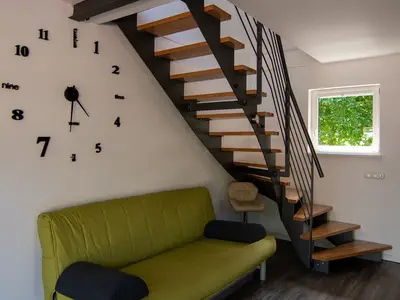 Innenbereich mit Uhr und Treppe