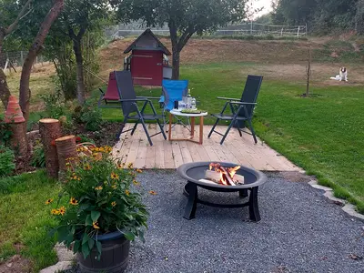 Bergfeldhof-Feuerstelle und Gartenterrasse