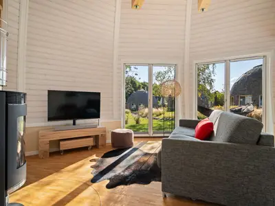 Ferienhaus Nordkugel – Kugelhaus am Tollensesee – lichtdurchfluteter Wohnraum mit Ausblick und moderner Ausstattung