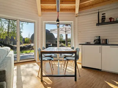 Ferienhaus Nordkugel – Kugelhaus am Tollensesee – moderner Essbereich mit Gartenblick und Zugang zur Terrasse