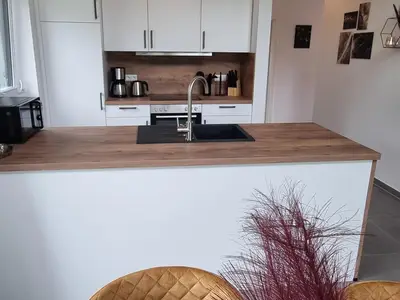 Moderne helle Küche mit Kochinsel