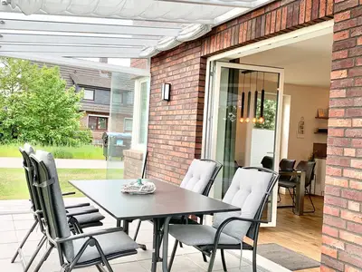 Terrasse mit Tisch und Stühlen