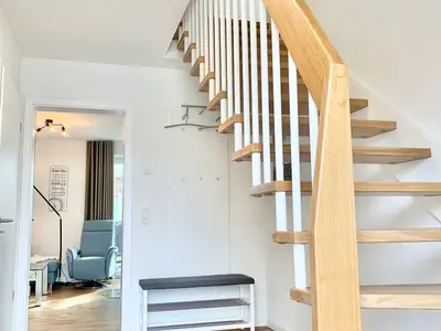 Eingangsbereich mit Holztreppe und Sitzbank
