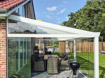 Überdachte Terrasse mit Tisch und Grill