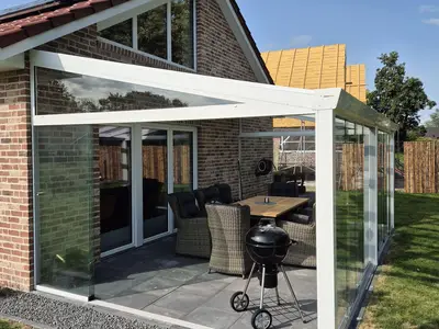 Terrasse mit Sitzbereich und Grill