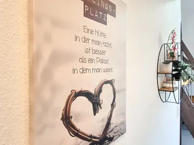 Wandbild im Wohnzimmer mit inspirierendem Zitat
