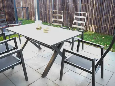 Terrasse mit einem Tisch und Stühlen.