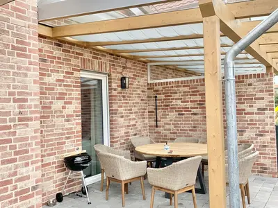 Terrasse mit Tisch und Stühlen