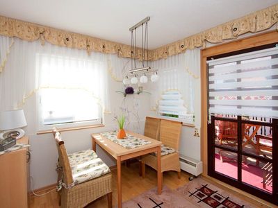 Ferienhaus - Esstisch im Wohnzimmer - 