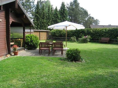 Holzhaus mit großem Garten