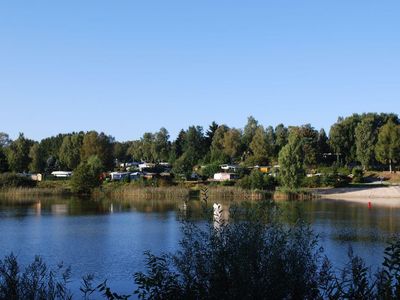 Blick auf den See mit Badestrand