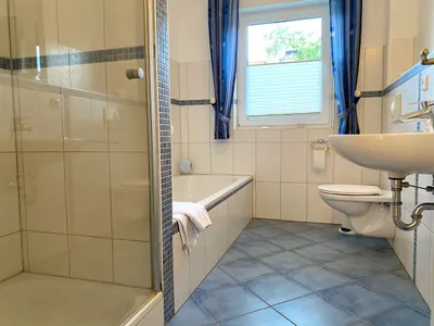 mit Dusche und Badewanne