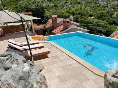 PoolOfHouse