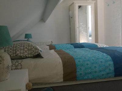 Schlafbereich. Schlafzimmer auf dem Dachboden mit zwei Einzelbetten