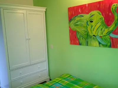 Schlafbereich. Kleiderschrank im Schlafzimmer