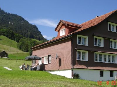 Grosszügiger Sitzplatz mit Aussicht zu den Churfirsten