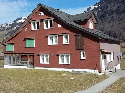 Ansicht von hinten mit Sitzplatz und Hauseingang Ansicht von hinten mit Sitzplatz und Hauseingang
