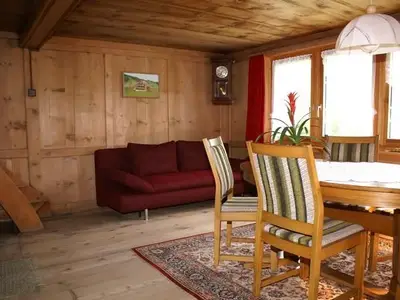 Grosses Wohnzimmer im Hintergrund links den Kachelofen und den Elektro -Speicher Ofen Grosses Wohnzimmer im Hintergrund links den Kachelofen und den Elektro -Speicher Ofen