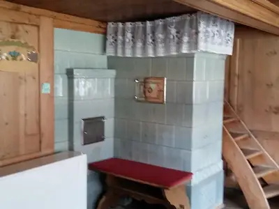Kachelofen und Elektro-Ofen im Wohnzimmer Kachelofen und Elektro-Ofen im Wohnzimmer