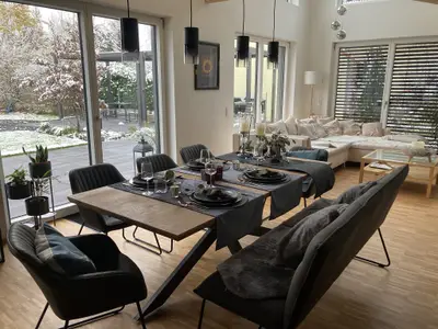 Esszimmer mit Blick in den Garten