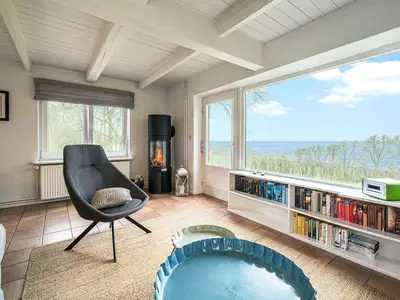 Das Wohnzimmer mit großem Panoramafenster