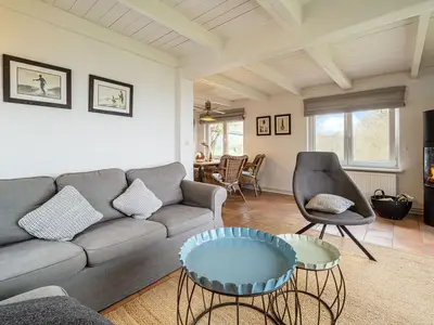 Gemütliches Wohnzimmer mit Ofen und Meerblick