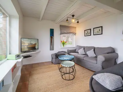 Gemütliches Wohnzimmer mit Ofen und Meerblick
