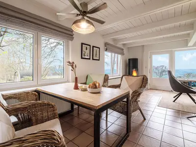 Essplatz mit Aussicht auf die Ostsee