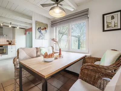 Essplatz mit Blick in die offene Küche