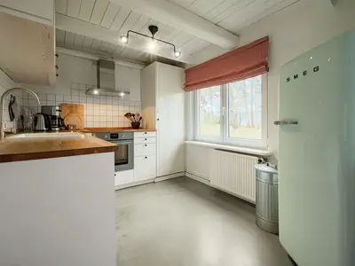 Umfangreich ausgestattete Küche mit Geschirrspüler, Backofen, Kühl-Gefrierkombination