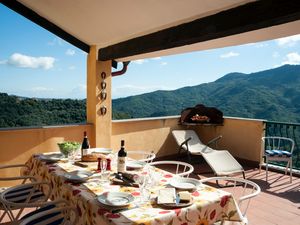 Terrasse mit Tisch und Liegestühlen