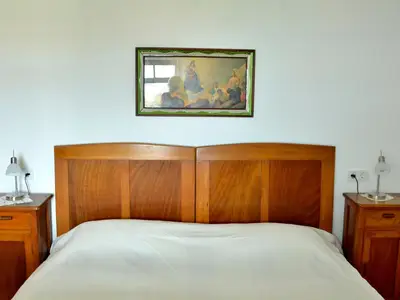 Schlafbereich. Doppelbett im Originalstil des Dorfes