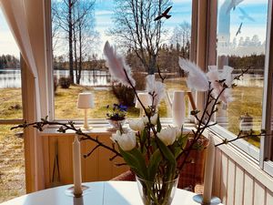 Ausblick aus dem Fenster. Wintergarten mit Seeblick