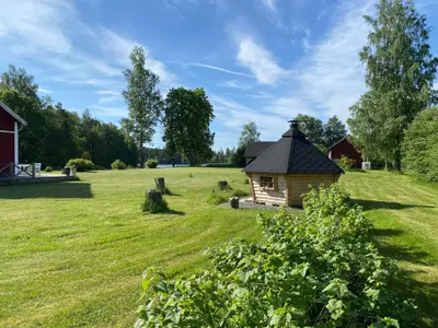 Sonnengrundstück mit Grillkåta